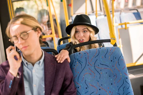 Chica tocando hombre en autobús - foto de stock
