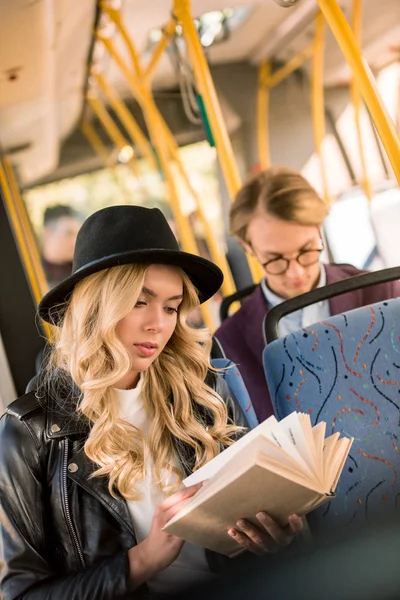 Fille lecture livre dans bus — Photo de stock