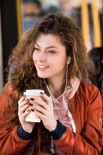 Mädchen trinkt Kaffee im Bus — Stockfoto