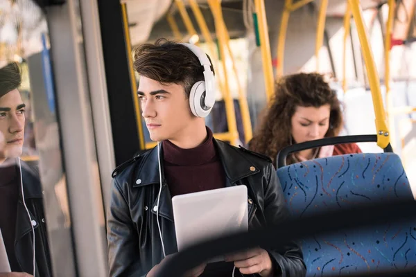 Hombre en auriculares con tableta digital — Stock Photo