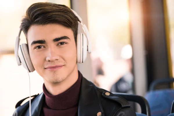 Молода людина в навушниках — стокове фото
