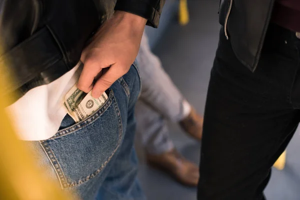 Robar dinero en el transporte público - foto de stock