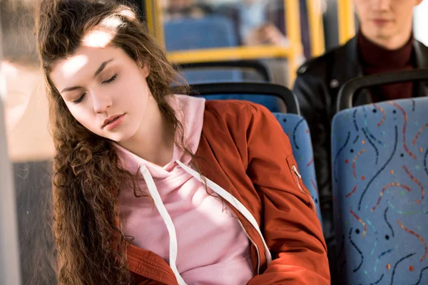 Chica durmiendo en autobús - foto de stock
