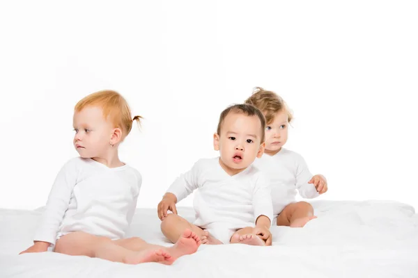 Enfant en bas âge multiethnique garçon et filles — Photo de stock