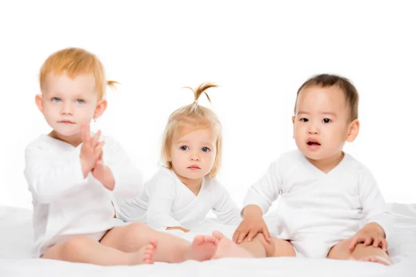 Enfant en bas âge multiethnique garçon et filles — Photo de stock