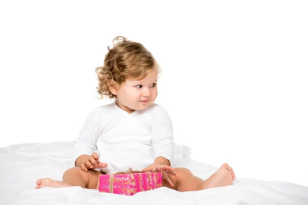Tout-petit fille avec cadeau enveloppé — Photo de stock
