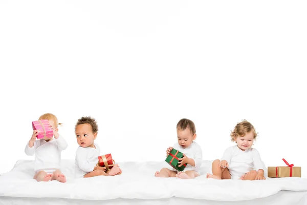 Niños multiétnicos con regalos envueltos — Stock Photo