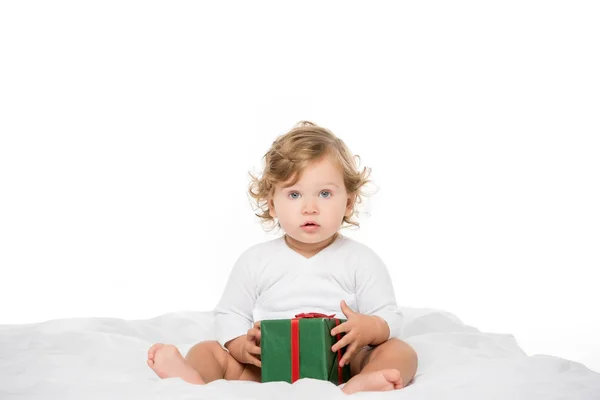 Tout-petit fille avec cadeau enveloppé — Photo de stock