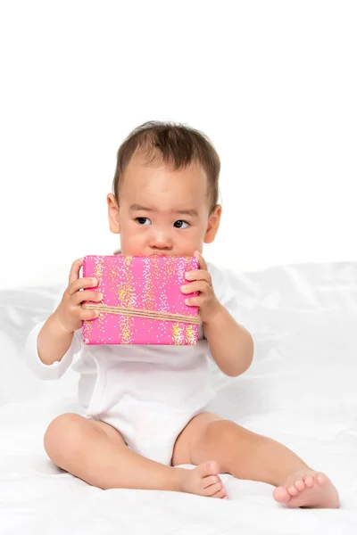Asiatisches Kleinkind mit eingewickeltem Geschenk — Stockfoto