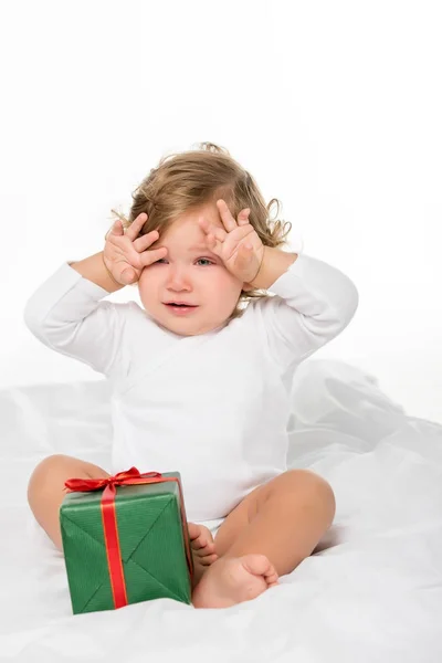 Дівчинка-малюк з загорнутим подарунком — стокове фото