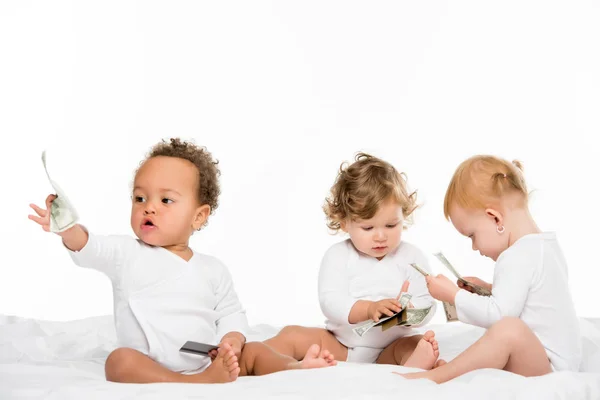 Мультиетнічні малюки тримають готівку — стокове фото
