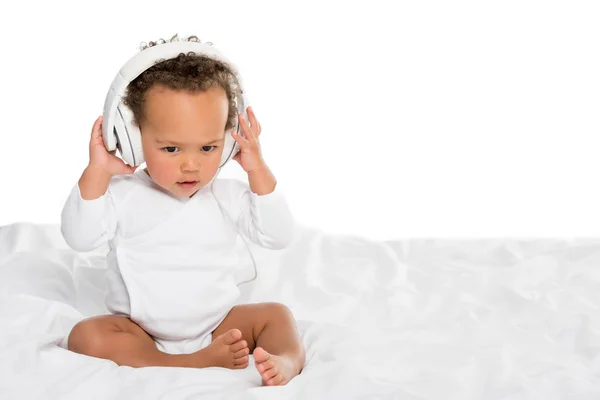 Criança americana africana com fones de ouvido — Fotografia de Stock