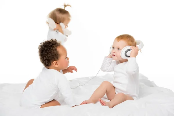 Мультиетнічні малюки з навушниками — стокове фото