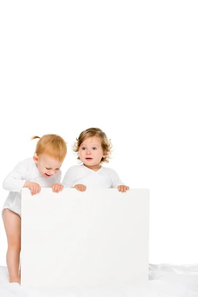 Niños pequeños con pancarta vacía - foto de stock