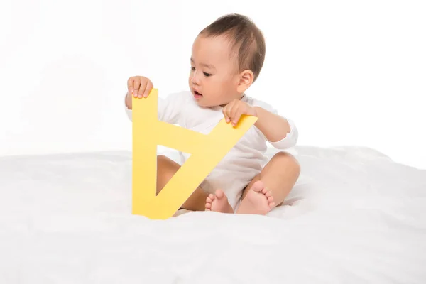 Asiático niño pequeño con papel carta - foto de stock