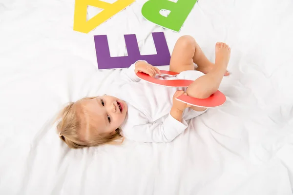 Bebé feliz con carta de papel - foto de stock