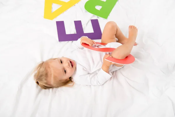 Bebé feliz con carta de papel — Stock Photo