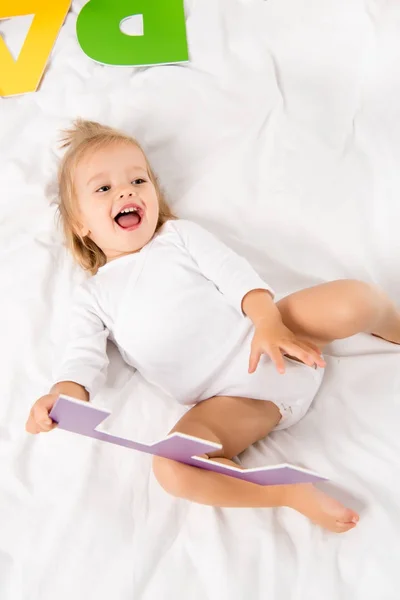 Bebé feliz con carta de papel - foto de stock