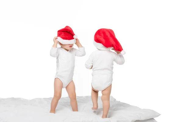 Niños pequeños en sombreros de santa - foto de stock