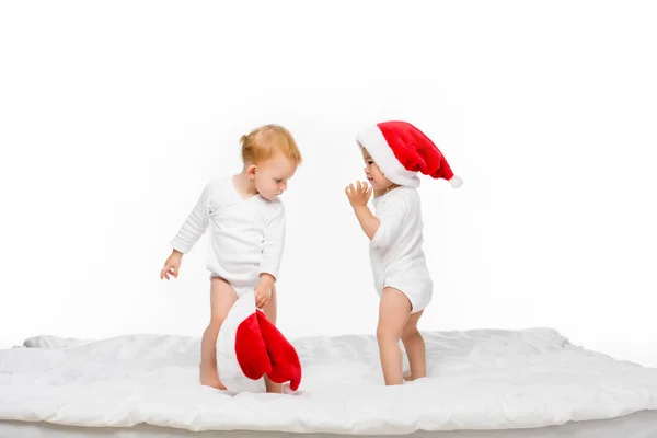 Kleinkinder mit Weihnachtsmützen — Stockfoto