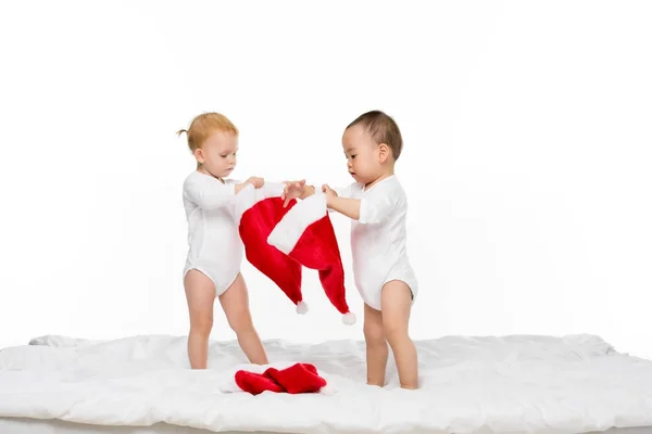 Kleinkinder mit Weihnachtsmützen — Stockfoto