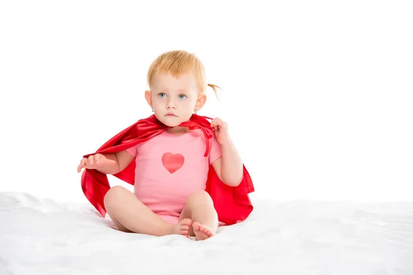 Дитина в супергеройському мисі — стокове фото