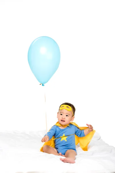 Asiático niño con globo - foto de stock