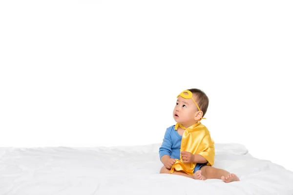 Asiático niño en superhéroe capa - foto de stock