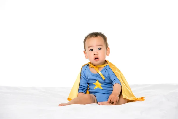 Asiático niño en superhéroe capa - foto de stock