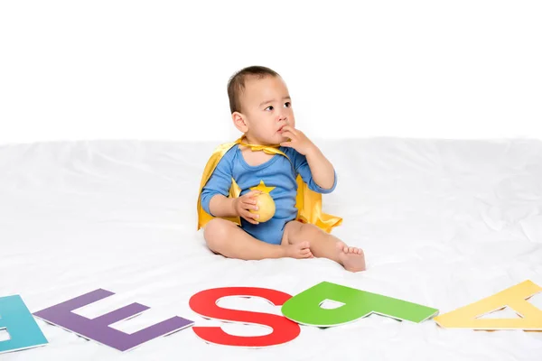 Asiático niño niño con manzana - foto de stock