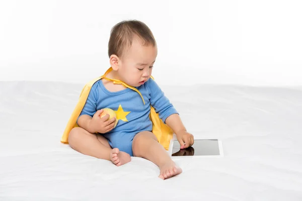 Niño asiático con manzana y tableta - foto de stock