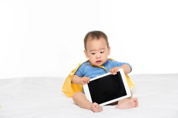 Asiático niño pequeño con tableta - foto de stock