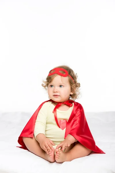Niño pequeño en traje de superhéroe - foto de stock