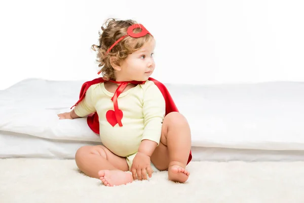 Малыш в костюме супергероя — стоковое фото