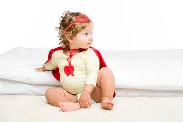 Niño pequeño en traje de superhéroe - foto de stock