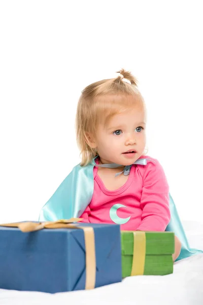 Bébé avec des cadeaux emballés — Photo de stock
