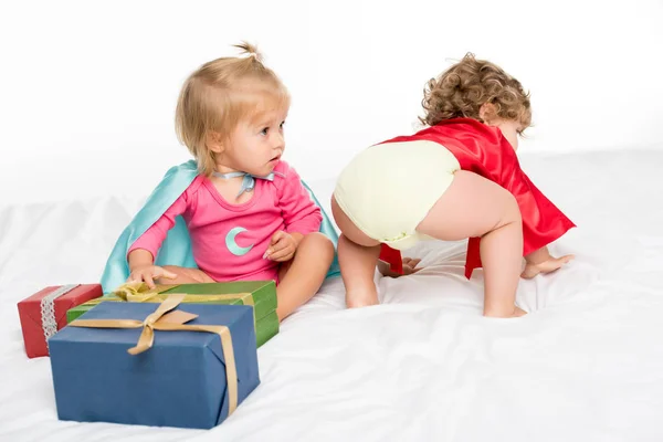 Niños pequeños con regalos envueltos - foto de stock