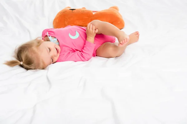 Bébé souriant avec jouet — Photo de stock