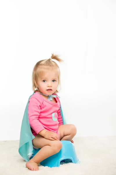 Menina criança sentada no pottie — Fotografia de Stock