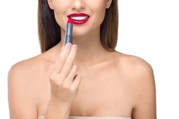 Giovane donna applicando rossetto — Foto stock