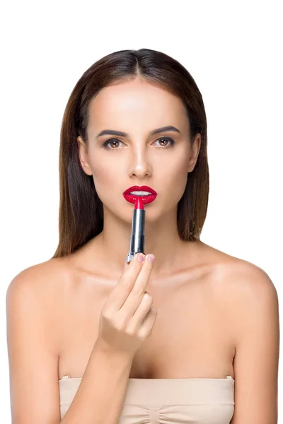 Junge Frau trägt Lippenstift auf — Stockfoto