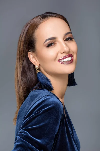 Mujer hermosa en vestido de noche - foto de stock