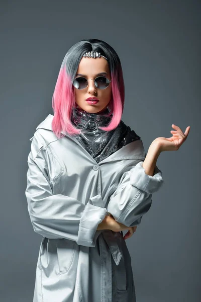Chica de moda con el pelo rosa - foto de stock