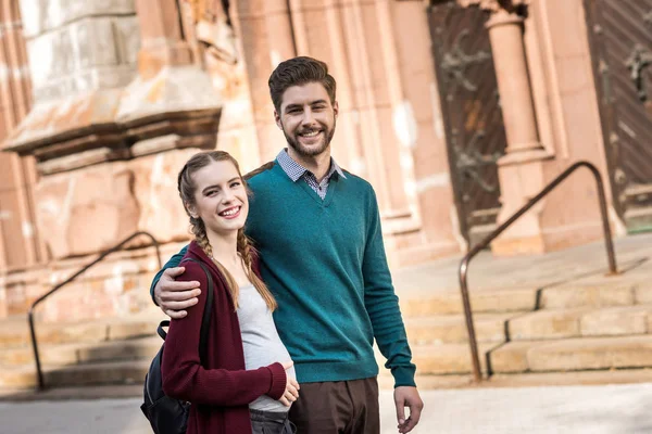 Couple heureux marchant dans la rue — Photo de stock