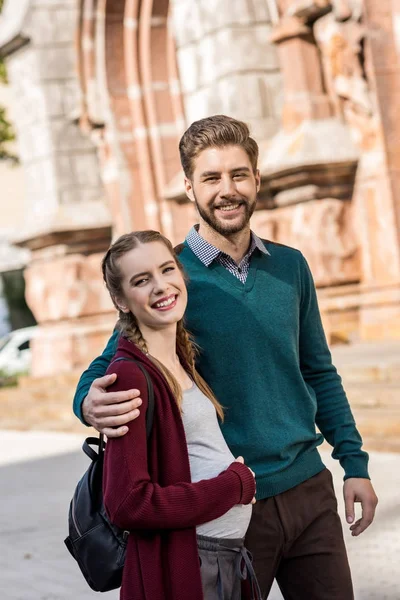 Couple heureux marchant dans la rue — Photo de stock