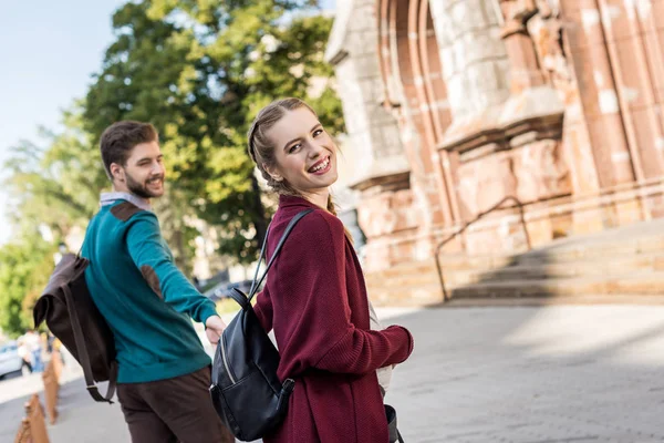 Marido feliz e esposa na rua — Fotografia de Stock