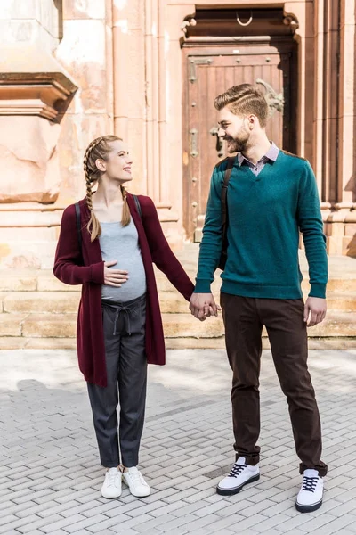 Marido y mujer caminando por la calle - foto de stock