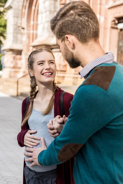 Marido y mujer felices en la calle - foto de stock