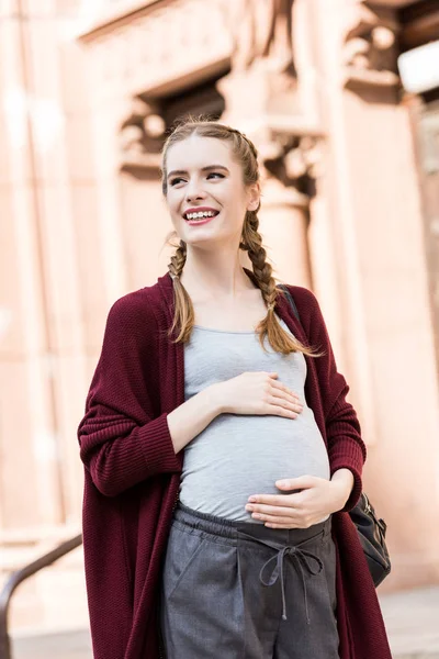 Mujer embarazada feliz - foto de stock