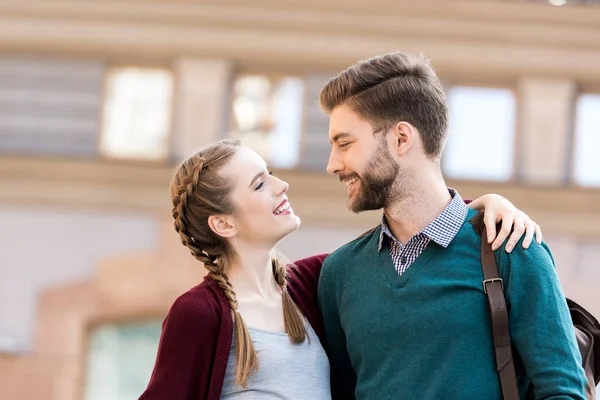 Pareja mirándose entre sí - foto de stock